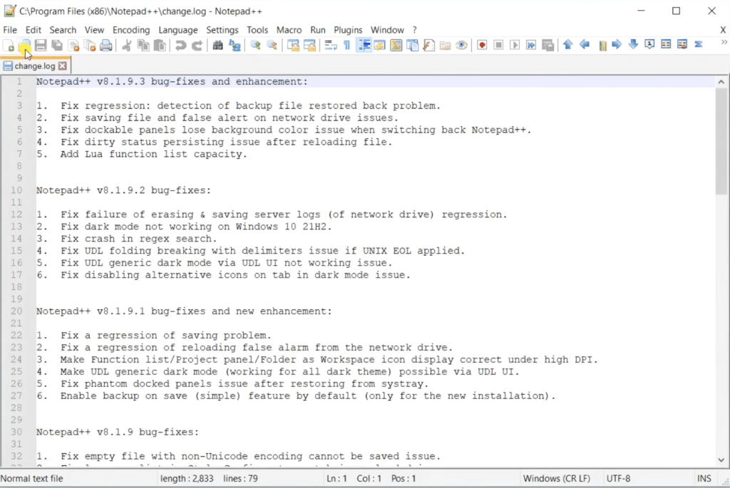 Notepad++ på Windows med change.log åben, menulinje og værktøjslinje synlig samt changelog-tekst med bug fixes og forbedringer.