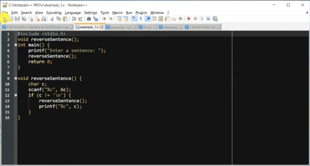 Notepad++ med mørkt tema på Windows, hvor en C-kodefil er åben med syntax highlighting, flere faner øverst og split view med tomt panel
