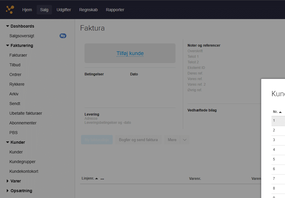 Oprettelse af ny faktura i e-conomic med venstremenu til fakturering, kunder og varer samt felt til at tilføje kunde og linjer til fakturaen