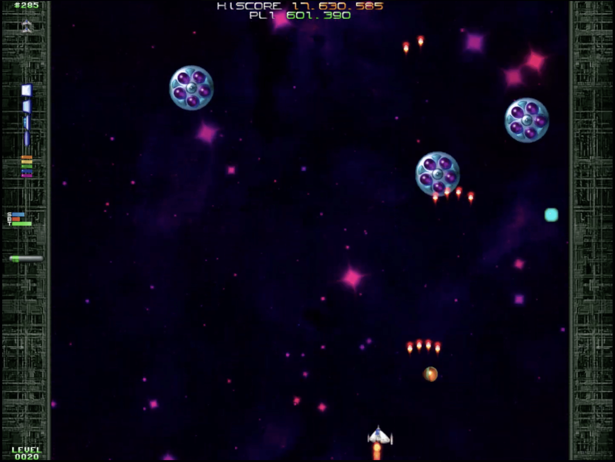 Gameplay aus Warblade – klassisches Arcade-Shoot’em-up mit Raumschiff, Gegnern, Laserschüssen und Punkteanzeige auf dem Bildschirm