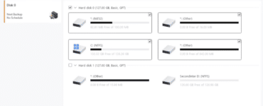 EaseUS Todo Backup 2025 viser valg af partitioner på to harddiske før backup eller gendannelse i Windows.