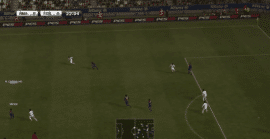 Gameplay fra Pro Evolution Soccer 2012, hvor Real Madrid og FC Barcelona mødes i en intens kamp med fokus på realistisk boldkontrol og taktisk spil.