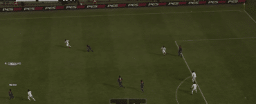 Gameplay fra Pro Evolution Soccer 2012, hvor Real Madrid og FC Barcelona mødes i en intens kamp med fokus på realistisk boldkontrol og taktisk spil.