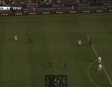 Gameplay fra Pro Evolution Soccer 2012, hvor Real Madrid og FC Barcelona mødes i en intens kamp med fokus på realistisk boldkontrol og taktisk spil.