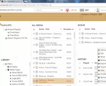 SAM Broadcaster Cloud brugerflade med playlister, mediebibliotek og kø-funktion under test af webbaseret internet radio