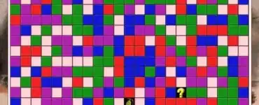 Screenshot fra vores test af 2 Squared, hvor spillefeltet er fyldt med farvede kasser i røde, blå, grønne, lilla og lyserøde nuancer samt enkelte specialfelter markeret med spørgsmålstegn.