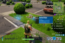 Screenshot fra vores test af Fortnite på PC: spilleren står på en vej ved Retail Row og samler loot op (bl.a. Semi-Auto Shotgun), med minimap og HUD synlig.