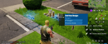 Screenshot fra vores test af Fortnite på PC: spilleren står på en vej ved Retail Row og samler loot op (bl.a. Semi-Auto Shotgun), med minimap og HUD synlig.