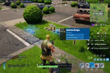 Screenshot fra vores test af Fortnite på PC: spilleren står på en vej ved Retail Row og samler loot op (bl.a. Semi-Auto Shotgun), med minimap og HUD synlig.