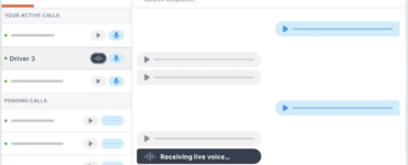 Zello-interface på computer med aktive og ventende opkald, stemmeafspilning og live push-to-talk-beskeder i et dispatch-miljø.