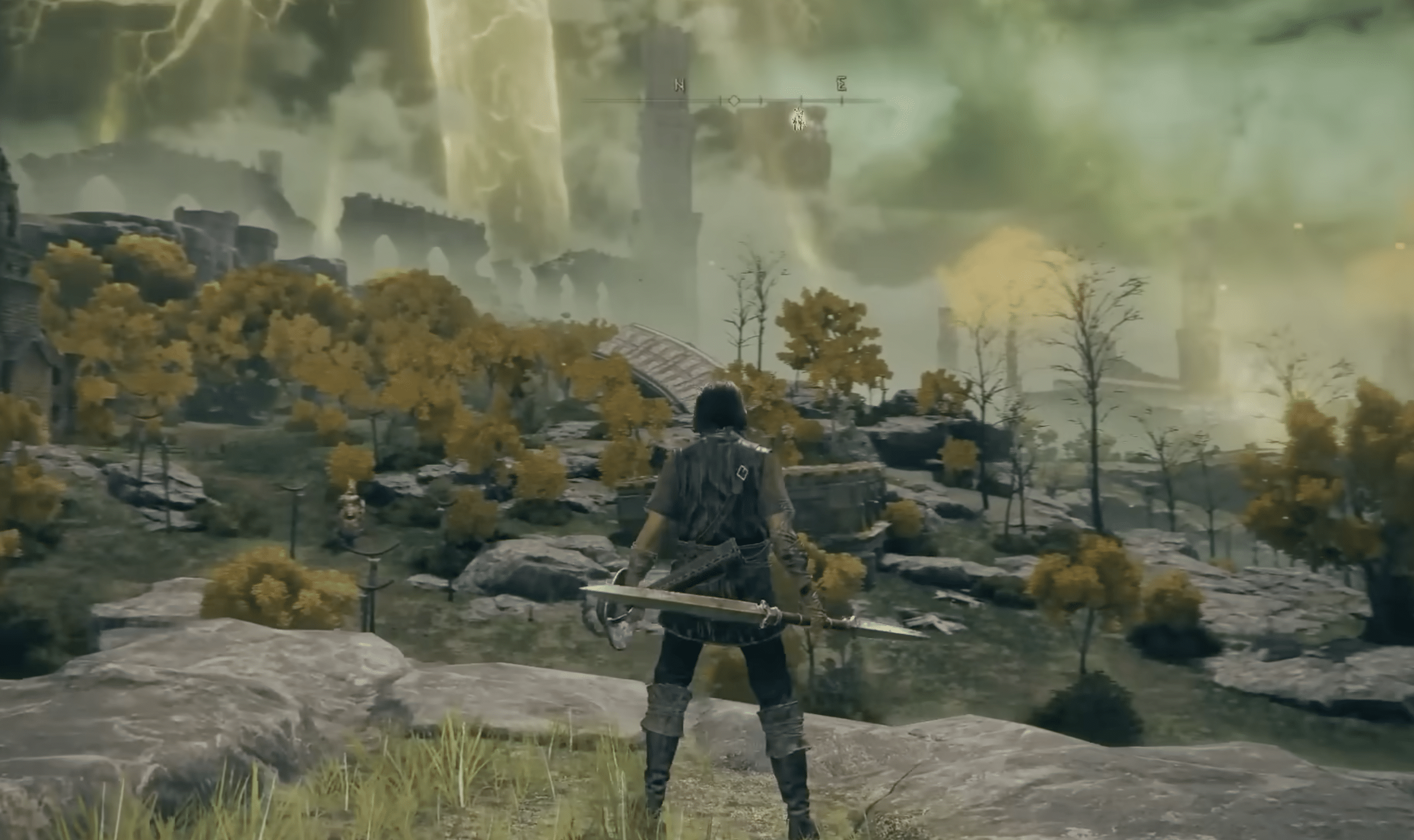 Pelaajahahmo miekalla seisoo avoimessa maisemassa ja katsoo The Lands Betweenin yli Elden Ringissä.