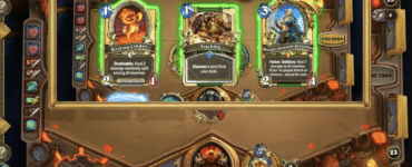 Hearthstone-kamp, hvor spilleren vælger mellem tre kort via Discover-mekanikken midt i en match på et lava-inspireret spillebræt.
