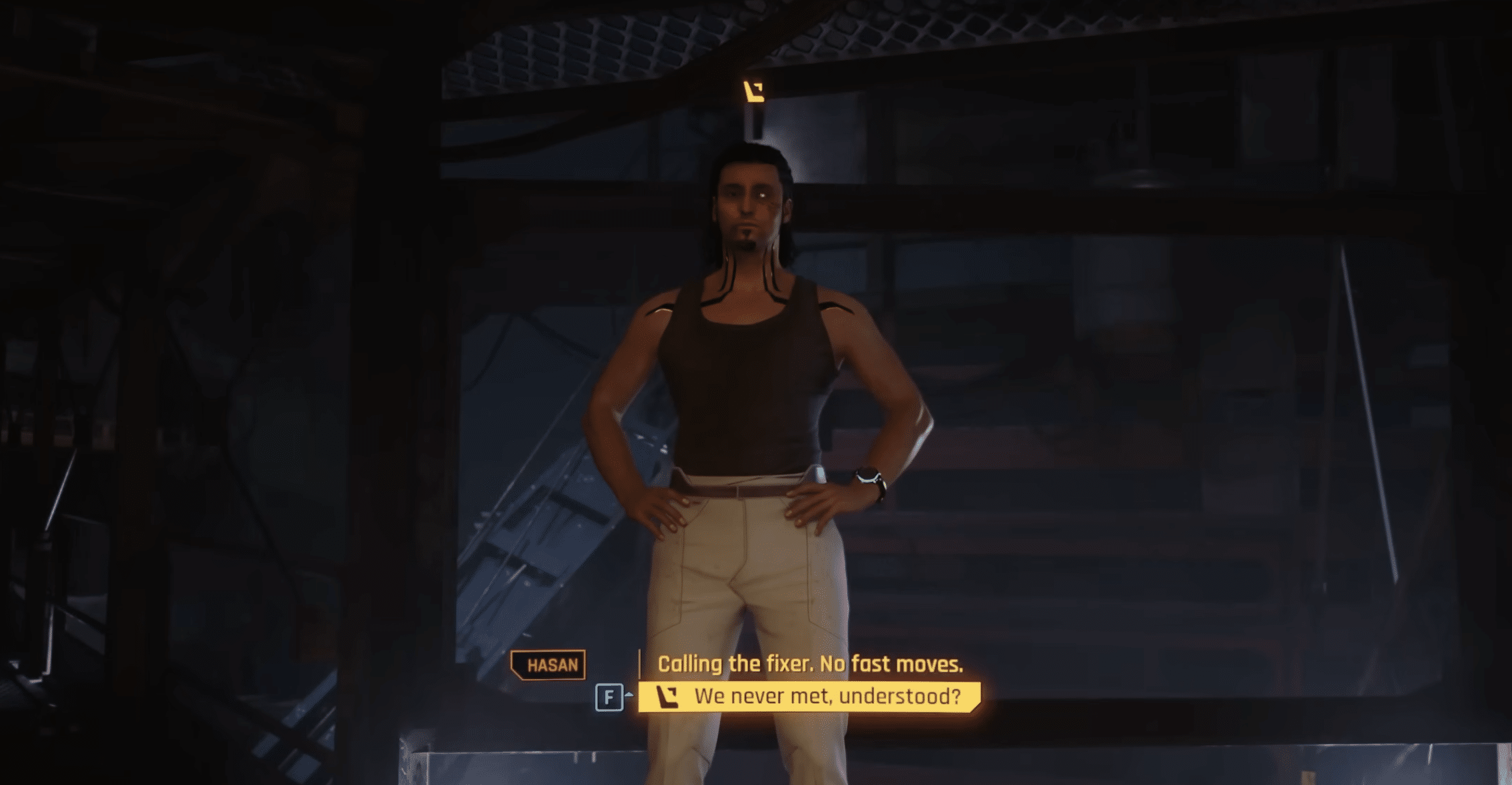 Kohtaus Cyberpunk 2077:stä, jossa pelaaja puhuu hahmolle pimeässä futuristisessa tilassa, ja pelin keltaiset dialogivalinnat näkyvät ruudun alareunassa.