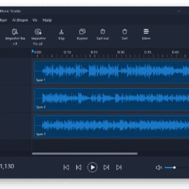 Skærmbillede fra vores test af Ashampoo Music Studio på Windows 11 i mørk tilstand, der viser tre lydspor i multi-track editoren med tydelige danske menupunkter og afspilningskontroller i bunden.