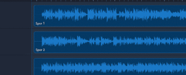 Skærmbillede fra vores test af Ashampoo Music Studio på Windows 11 i mørk tilstand, der viser tre lydspor i multi-track editoren med tydelige danske menupunkter og afspilningskontroller i bunden.