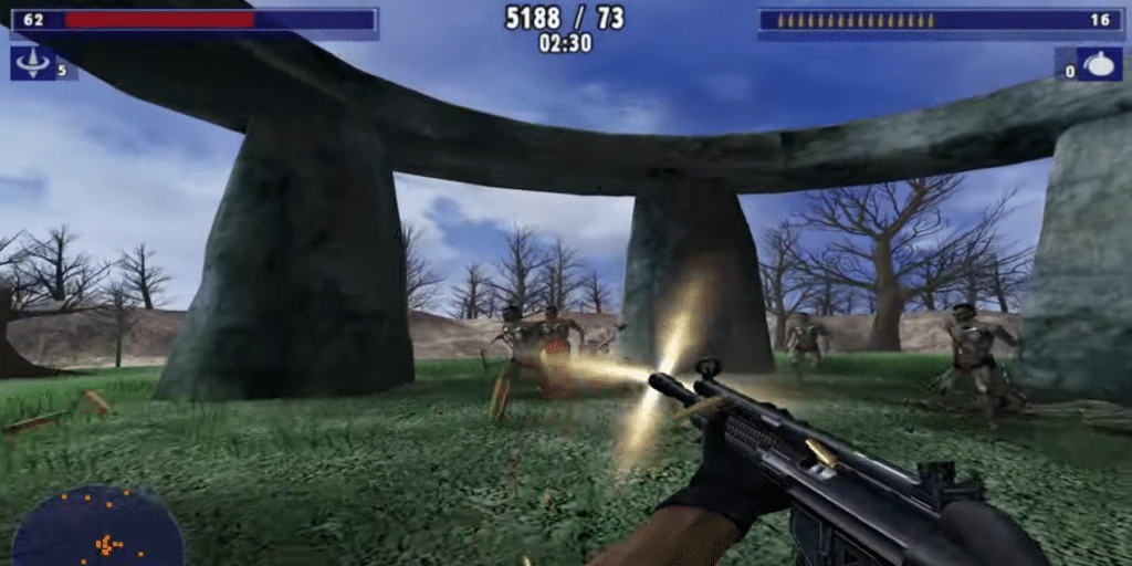 Topbillede fra vores test af Deadhunt demo, hvor spilleren skyder mod en horde af zombier i en åben arena med store stenformationer og HUD øverst på skærmen