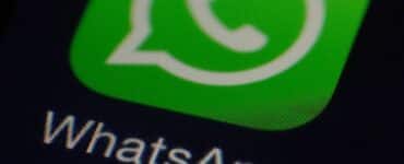 WhatsApp ikon og tekst på en smartphone