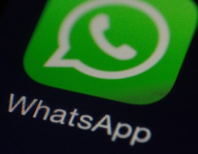 WhatsApp ikon og tekst på en smartphone