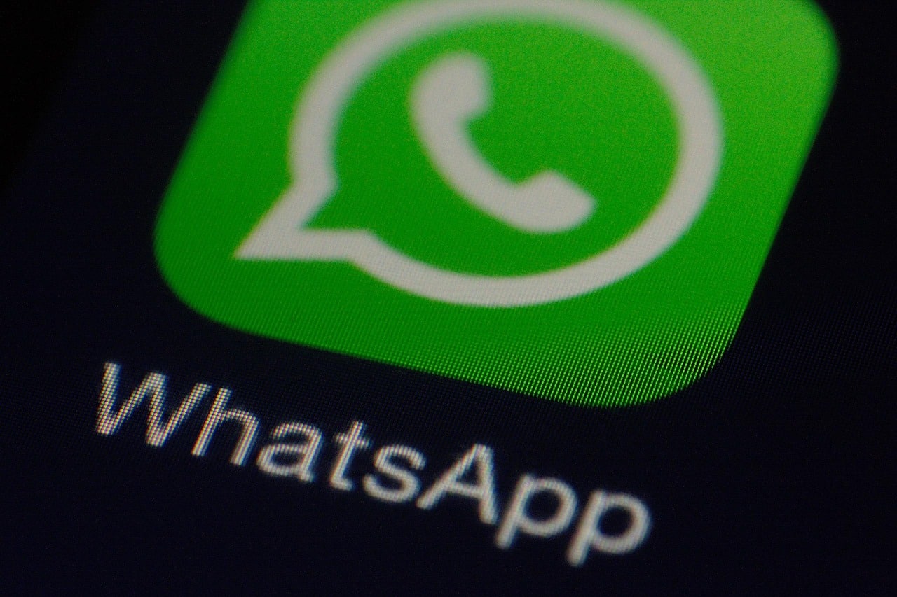 WhatsApp-ikon och text på en smartphone