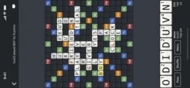 Screenshot fra vores test af WordFeud-appen, hvor et aktivt spil vises på spillebrættet med ord som PLAYED, FRIEND og CLOCK placeret strategisk på bonusfelter for at maksimere point.