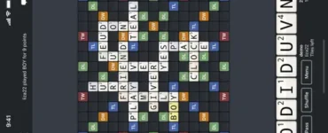 Screenshot fra vores test af WordFeud-appen, hvor et aktivt spil vises på spillebrættet med ord som PLAYED, FRIEND og CLOCK placeret strategisk på bonusfelter for at maksimere point.
