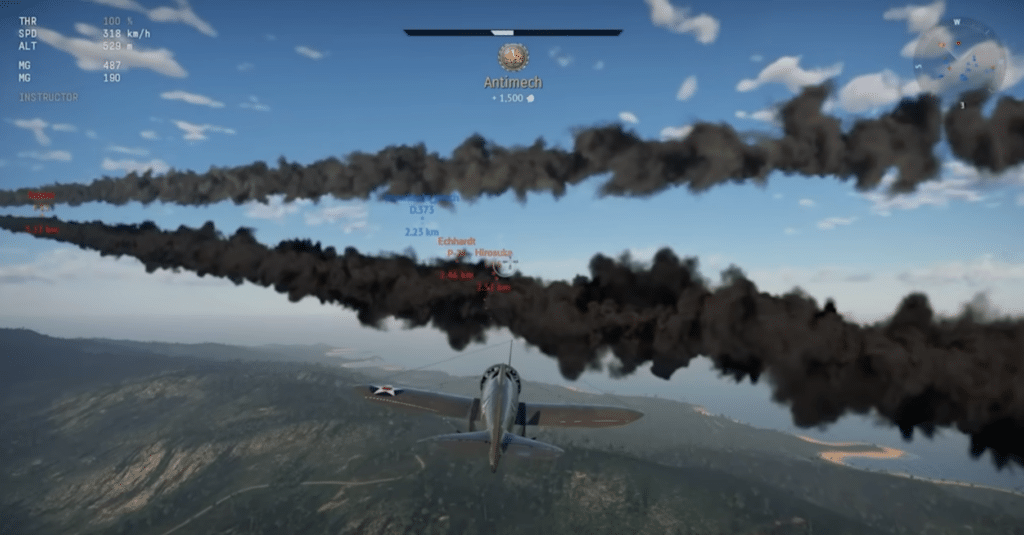 War Thunder Luftkampf von hinten: Ein Jäger verfolgt Gegner durch dichte Rauchspuren über hügeligem Gelände.