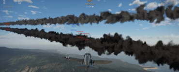 War Thunder luftkamp set bagfra, hvor et jagerfly forfølger fjender gennem tykke røgspor over et kuperet landskab.