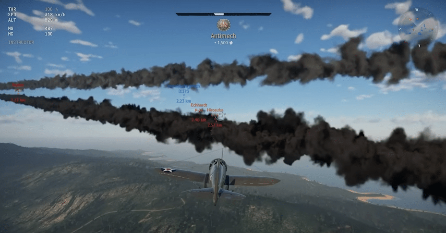 War Thunder-luftkamp sett bakfra, der et jagerfly forfølger fiender gjennom tette røykskyer over et kupert landskap.