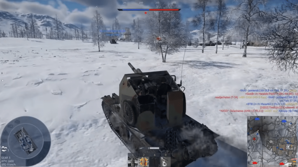 War Thunder Gameplay mit Panzer in schneebedecktem Gelände: Ein gepanzertes Fahrzeug fährt im Winterland auf ein feindliches Ziel zu.