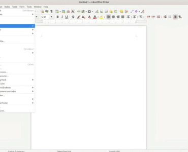 LibreOffice Writer på en Windows 11-pc med “Insert”-menuen åben og valgmuligheden “Media” markeret, klar til at indsætte indhold i et tomt dokument.