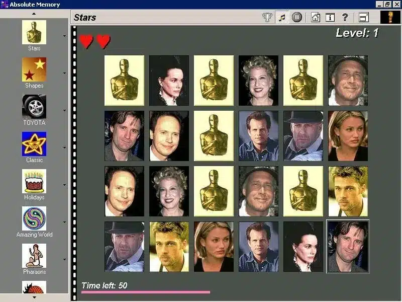 Skjermbilde av spillet Absolute Memory som viser et vendespill med kjente Hollywood-ansikter og Oscar-statuetter som motiver. Spillets brukergrensesnitt har temaer til venstre og to hjerter i øverste venstre hjørne.