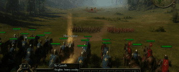 Screenshot fra vores test af King Arthur II på PC, hvor vi leder ridderne i et stort slag. I forgrunden ses Sir Gareth og hans kavaleri med Holy Armor-evnen aktiveret, mens fjendtlige tropper rykker frem i baggrunden.