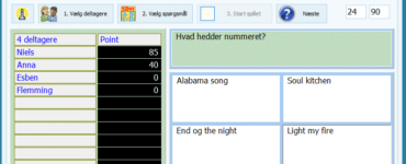 Skærmbillede fra quizspillet Spørgsmålsleg, hvor fire deltagere med pointoversigt deltager i et multiple choice-spørgsmål med fire svarmuligheder, styret via et værtspanel.