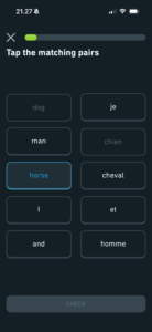 Duolingo øvelse hvor brugeren matcher engelske og franske ord i en interaktiv sprogopgave på mobil (dog, chien, horse, cheval)