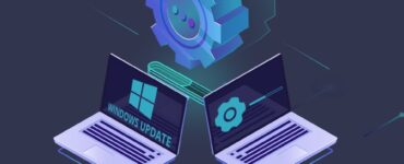 Illustration med to bærbare computere, hvor den ene viser “Windows Update” og den anden et tandhjulsikon, forbundet af en digitalt glødende tandhjul – symboliserer driveropdatering og systemoptimering.
