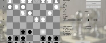 Hvid forbereder et angreb og sort stiller sig defensivt i dette spil skak i Chess 2020