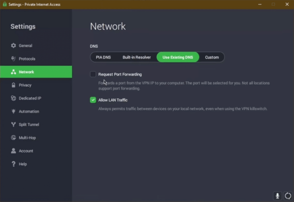 Private Internet Access-nettverksinnstillinger med DNS-valg og LAN-trafikk.