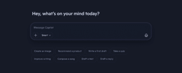 Startskærmen i Microsoft Copilot med chatfeltet “Message Copilot” og hurtige genveje til funktioner som “Write a first draft” og “Create an image”.