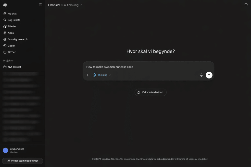 Screenshot of ChatGPT 5.4 Thinking in dark mode with a Danish interface, left menu, hidden project names, and a centered prompt field.