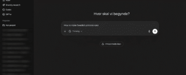 Skærmbillede af ChatGPT 5.4 Thinking i mørk tilstand med dansk brugerflade, venstremenu, skjulte projektnavne og promptfelt i midten.