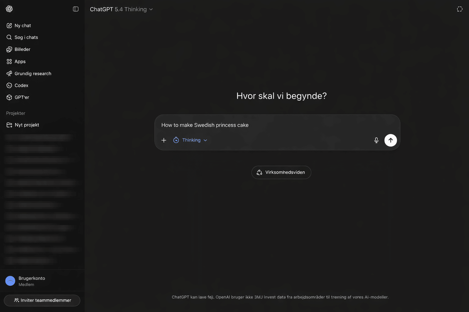Skjermbilde av ChatGPT 5.4 Thinking i mørk modus med norsk brukergrensesnitt, venstremeny, skjulte prosjektnavn og promptfelt i midten.