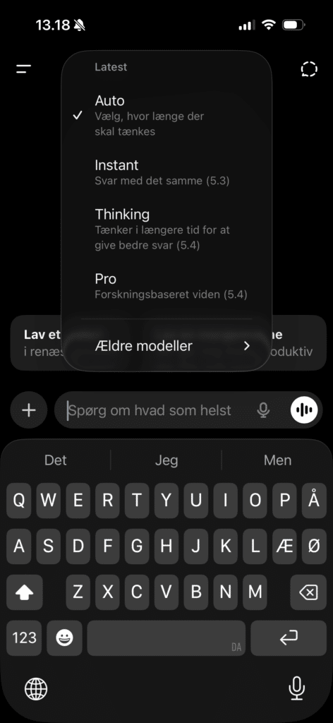 Skærmbillede af ChatGPT på iPhone i mørk tilstand, hvor modelmenuen er åben med valgene Auto, Instant, Thinking og Pro over tastaturet.