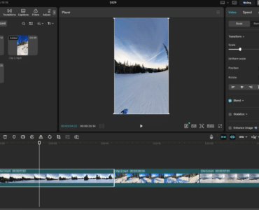CapCut på PC med vertikal video i redigeringsvisning, hvor klip opdeles og justeres i tidslinjen til sociale medier