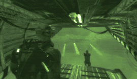 Sam Fisher i Splinter Cell: Double Agent set gennem night vision, mens han sniger sig gennem et mørkt industriområde.