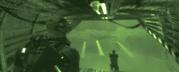 Sam Fisher i Splinter Cell: Double Agent set gennem night vision, mens han sniger sig gennem et mørkt industriområde.