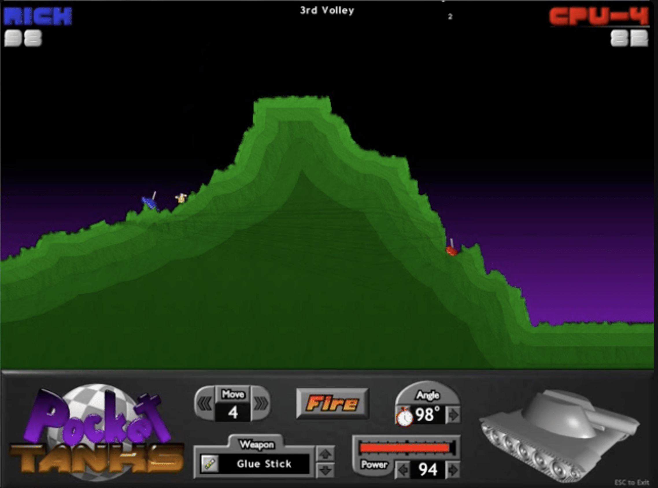 Pocket Tanks -näyttökuva, jossa kumpuileva vihreä maasto, kaksi tankkia vastakkaisilla puolilla ja laukaisun säätimet näytön alareunassa