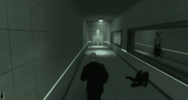 Agent 47 går gennem en mørk hospitalsgang i Hitman: Contracts.
