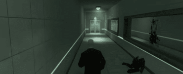 Agent 47 går gennem en mørk hospitalsgang i Hitman: Contracts.