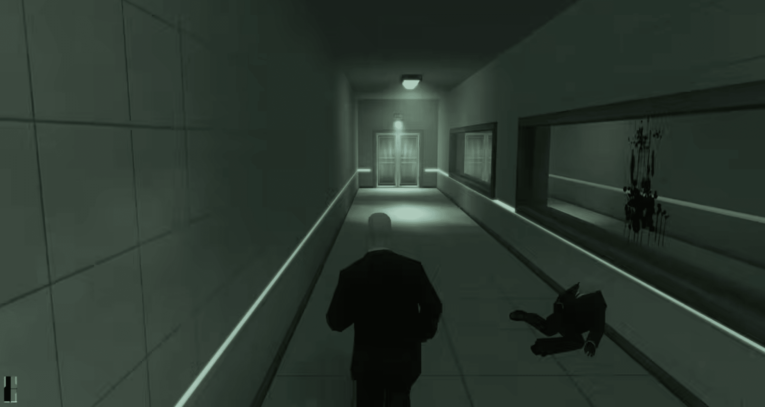 Agent 47 går gennem en mørk hospitalsgang i Hitman: Contracts.