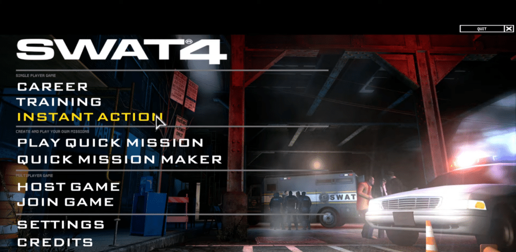 SWAT 4 hovedmenu med valgmuligheder som Career, Training og Instant Action foran en mørk politiscene med SWAT-bil og blinkende patruljebil.